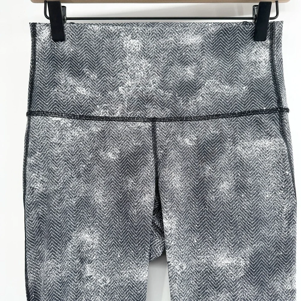 Lululemon Essential Rhythm Crop (Full-On Luxtreme)‎ in White Black Size 8
